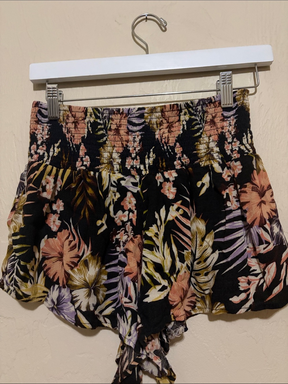 Rip Curl Black Tropical Flowy Beach Shorts. Great Condtion!